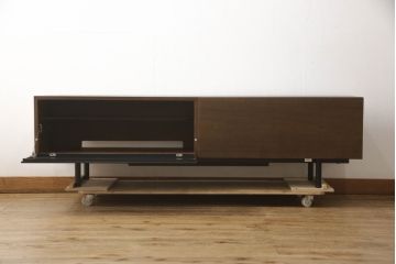 中古　美品　Cassinaixc.(カッシーナイクスシー)　IXC. R&D(イクスシー.R&D)　BREATH(ブレス)　オークスモーク材　洗練されたモダンデザインが魅力のシアターボード(テレビ台、テレビボード、サイドボード、サイドキャビネット、ローボード、収納棚、戸棚、リビングボード)(定価約53万4千円)(R-066307)