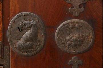 和製アンティーク　前面欅(ケヤキ)材　縁起物の唐獅子金具が目を引く仙台箪笥(重ね箪笥、衣装タンス、収納たんす、引き出し、整理箪笥、時代箪笥)(R-066308)