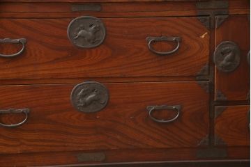和製アンティーク　前面欅(ケヤキ)材　縁起物の唐獅子金具が目を引く仙台箪笥(重ね箪笥、衣装タンス、収納たんす、引き出し、整理箪笥、時代箪笥)(R-066308)
