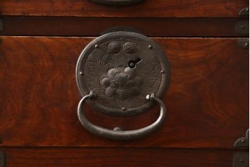 和製アンティーク　前面欅(ケヤキ)材　縁起物の唐獅子金具が目を引く仙台箪笥ローボード(収納箪笥、引き出し、ローチェスト、テレビ台、テレビボード、時代箪笥)(R-066309)