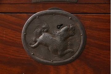 和製アンティーク　前面欅(ケヤキ)材　縁起物の唐獅子金具が目を引く仙台箪笥ローボード(収納箪笥、引き出し、テレビ台、テレビボード、ローチェスト、時代箪笥)(R-066310)