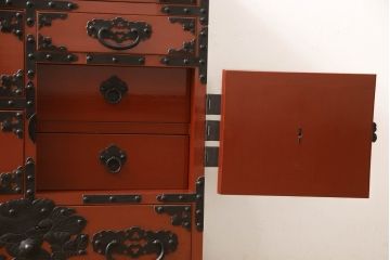 和製ビンテージ　朱塗り　鋲と凝った金具の意匠が目を引く米沢箪笥(手許箪笥、和タンス、収納たんす、小箪笥、小物収納、引き出し、ヴィンテージ)(R-066316)