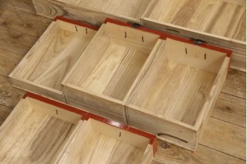 和製ビンテージ　朱塗り　鋲と凝った金具の意匠が目を引く米沢箪笥(手許箪笥、和タンス、収納たんす、小箪笥、小物収納、引き出し、ヴィンテージ)(R-066316)