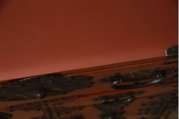 和製ビンテージ　朱塗り　鋲と凝った金具の意匠が目を引く米沢箪笥(手許箪笥、和タンス、収納たんす、小箪笥、小物収納、引き出し、ヴィンテージ)(R-066316)