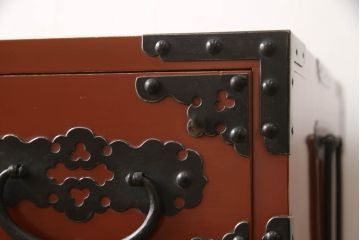 和製ビンテージ　朱塗り　鋲と凝った金具の意匠が目を引く米沢箪笥(手許箪笥、和タンス、収納たんす、小箪笥、小物収納、引き出し、ヴィンテージ)(R-066316)