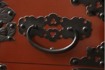 和製ビンテージ　朱塗り　鋲と凝った金具の意匠が目を引く米沢箪笥(手許箪笥、和タンス、収納たんす、小箪笥、小物収納、引き出し、ヴィンテージ)(R-066316)