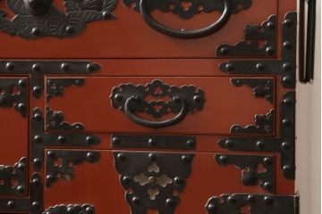 和製ビンテージ　朱塗り　鋲と凝った金具の意匠が目を引く米沢箪笥(手許箪笥、和タンス、収納たんす、小箪笥、小物収納、引き出し、ヴィンテージ)(R-066316)