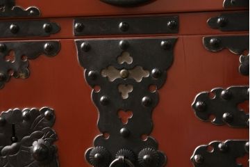 和製ビンテージ　朱塗り　鋲と凝った金具の意匠が目を引く米沢箪笥(手許箪笥、和タンス、収納たんす、小箪笥、小物収納、引き出し、ヴィンテージ)(R-066316)