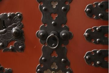 和製ビンテージ　朱塗り　鋲と凝った金具の意匠が目を引く米沢箪笥(手許箪笥、和タンス、収納たんす、小箪笥、小物収納、引き出し、ヴィンテージ)(R-066316)