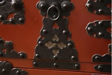 和製ビンテージ　朱塗り　鋲と凝った金具の意匠が目を引く米沢箪笥(手許箪笥、和タンス、収納たんす、小箪笥、小物収納、引き出し、ヴィンテージ)(R-066316)