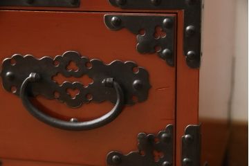 和製ビンテージ　朱塗り　鋲と凝った金具の意匠が目を引く米沢箪笥(手許箪笥、和タンス、収納たんす、小箪笥、小物収納、引き出し、ヴィンテージ)(R-066316)