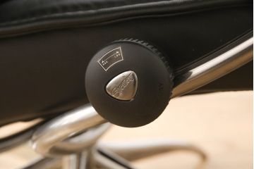 中古　美品　ノルウェー製　EKORNES(エコーネス)　City(シティ)　Mサイズ　オットマン付き!!スタイリッシュなデザインが魅力のストレスレスチェア(スターベース、1人掛けソファ、1Pソファ、アームチェア、リクライニングチェア、フットスツール、北欧、本革、レザーチェア)(定価約30万円)(R-066317)