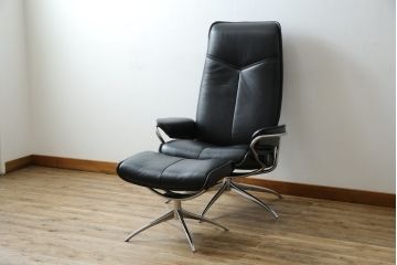 中古　美品　ノルウェー製　EKORNES(エコーネス)　City(シティ)　Mサイズ　オットマン付き!!スタイリッシュなデザインが魅力のストレスレスチェア(スターベース、1人掛けソファ、1Pソファ、アームチェア、リクライニングチェア、フットスツール、北欧、本革、レザーチェア)(定価約30万円)(R-066317)