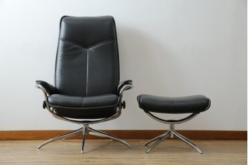 中古　美品　ノルウェー製　EKORNES(エコーネス)　City(シティ)　Mサイズ　オットマン付き!!スタイリッシュなデザインが魅力のストレスレスチェア(スターベース、1人掛けソファ、1Pソファ、アームチェア、リクライニングチェア、フットスツール、北欧、本革、レザーチェア)(定価約30万円)(R-066317)