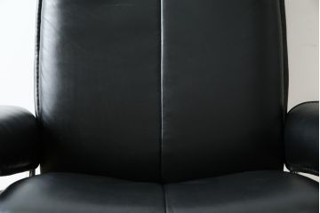 中古　美品　ノルウェー製　EKORNES(エコーネス)　City(シティ)　Mサイズ　オットマン付き!!スタイリッシュなデザインが魅力のストレスレスチェア(スターベース、1人掛けソファ、1Pソファ、アームチェア、リクライニングチェア、フットスツール、北欧、本革、レザーチェア)(定価約30万円)(R-066317)