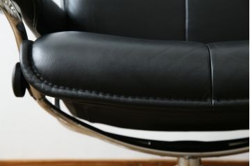 中古　美品　ノルウェー製　EKORNES(エコーネス)　City(シティ)　Mサイズ　オットマン付き!!スタイリッシュなデザインが魅力のストレスレスチェア(スターベース、1人掛けソファ、1Pソファ、アームチェア、リクライニングチェア、フットスツール、北欧、本革、レザーチェア)(定価約30万円)(R-066317)