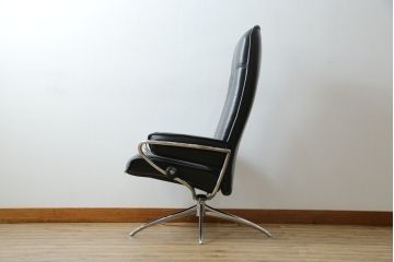 中古　美品　ノルウェー製　EKORNES(エコーネス)　City(シティ)　Mサイズ　オットマン付き!!スタイリッシュなデザインが魅力のストレスレスチェア(スターベース、1人掛けソファ、1Pソファ、アームチェア、リクライニングチェア、フットスツール、北欧、本革、レザーチェア)(定価約30万円)(R-066317)