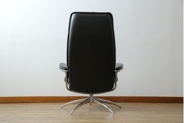 中古　美品　ノルウェー製　EKORNES(エコーネス)　City(シティ)　Mサイズ　オットマン付き!!スタイリッシュなデザインが魅力のストレスレスチェア(スターベース、1人掛けソファ、1Pソファ、アームチェア、リクライニングチェア、フットスツール、北欧、本革、レザーチェア)(定価約30万円)(R-066317)