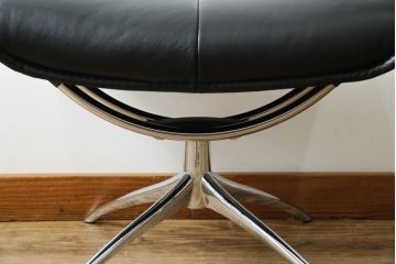 中古　美品　ノルウェー製　EKORNES(エコーネス)　City(シティ)　Mサイズ　オットマン付き!!スタイリッシュなデザインが魅力のストレスレスチェア(スターベース、1人掛けソファ、1Pソファ、アームチェア、リクライニングチェア、フットスツール、北欧、本革、レザーチェア)(定価約30万円)(R-066317)
