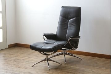 中古　美品　ノルウェー製　EKORNES(エコーネス)　City(シティ)　Mサイズ　オットマン付き!!スタイリッシュなデザインが魅力のストレスレスチェア(スターベース、1人掛けソファ、1Pソファ、アームチェア、リクライニングチェア、フットスツール、北欧、本革、レザーチェア)(定価約30万円)(R-066318)
