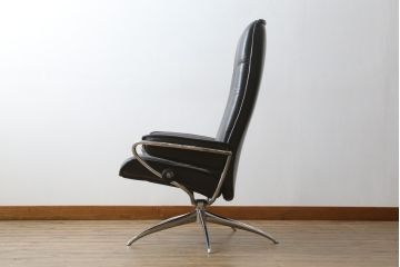 中古　美品　ノルウェー製　EKORNES(エコーネス)　City(シティ)　Mサイズ　オットマン付き!!スタイリッシュなデザインが魅力のストレスレスチェア(スターベース、1人掛けソファ、1Pソファ、アームチェア、リクライニングチェア、フットスツール、北欧、本革、レザーチェア)(定価約30万円)(R-066318)