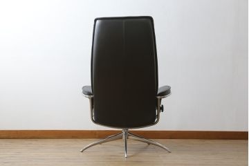 中古　美品　ノルウェー製　EKORNES(エコーネス)　City(シティ)　Mサイズ　オットマン付き!!スタイリッシュなデザインが魅力のストレスレスチェア(スターベース、1人掛けソファ、1Pソファ、アームチェア、リクライニングチェア、フットスツール、北欧、本革、レザーチェア)(定価約30万円)(R-066318)