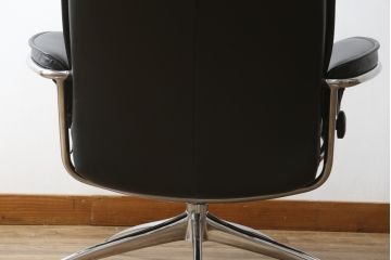 中古　美品　ノルウェー製　EKORNES(エコーネス)　City(シティ)　Mサイズ　オットマン付き!!スタイリッシュなデザインが魅力のストレスレスチェア(スターベース、1人掛けソファ、1Pソファ、アームチェア、リクライニングチェア、フットスツール、北欧、本革、レザーチェア)(定価約30万円)(R-066318)