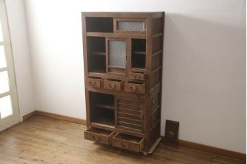 和製アンティーク　檜(ヒノキ)材　ダイヤガラスが昭和レトロな雰囲気を高める三尺水屋箪笥(時代箪笥、茶箪笥、茶棚、食器棚、収納棚、重ね戸棚、キャビネット、引き出し)(R-066321)