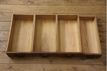 和製アンティーク　檜(ヒノキ)材　ダイヤガラスが昭和レトロな雰囲気を高める三尺水屋箪笥(時代箪笥、茶箪笥、茶棚、食器棚、収納棚、重ね戸棚、キャビネット、引き出し)(R-066321)
