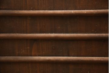 和製アンティーク　檜(ヒノキ)材　ダイヤガラスが昭和レトロな雰囲気を高める三尺水屋箪笥(時代箪笥、茶箪笥、茶棚、食器棚、収納棚、重ね戸棚、キャビネット、引き出し)(R-066321)