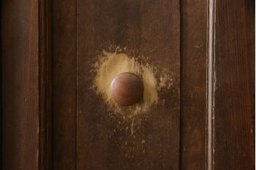 和製アンティーク　檜(ヒノキ)材　ダイヤガラスが昭和レトロな雰囲気を高める水屋箪笥サイドボード(時代箪笥、茶箪笥、茶棚、食器棚、収納棚、戸棚、サイドキャビネット、引き出し)(R-066322)
