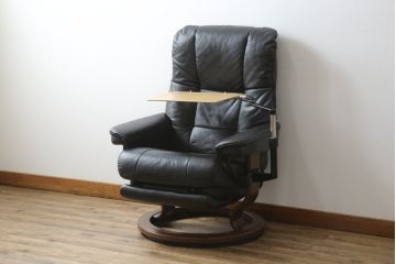中古　極美品　ノルウェー製　EKORNES(エコーネス)　 Mayfair(メイフェア)　Mサイズ　希少!!　電動式フットレスト付きが珍しい!高級感漂うコンピューターテーブル付きストレスレスチェア(クラシックベース、アームチェア、リクライニングチェア、椅子、イス、1人掛けソファ、1Pソファ、北欧、本革、レザー)(定価約50万円)(R-066324)