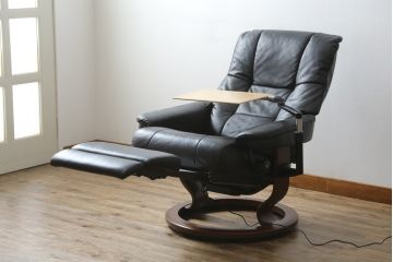中古　極美品　ノルウェー製　EKORNES(エコーネス)　 Mayfair(メイフェア)　Mサイズ　希少!!　電動式フットレスト付きが珍しい!高級感漂うコンピューターテーブル付きストレスレスチェア(クラシックベース、アームチェア、リクライニングチェア、椅子、イス、1人掛けソファ、1Pソファ、北欧、本革、レザー)(定価約50万円)(R-066324)