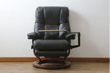 中古　極美品　ノルウェー製　EKORNES(エコーネス)　 Mayfair(メイフェア)　Mサイズ　希少!!　電動式フットレスト付きが珍しい!高級感漂うコンピューターテーブル付きストレスレスチェア(クラシックベース、アームチェア、リクライニングチェア、椅子、イス、1人掛けソファ、1Pソファ、北欧、本革、レザー)(定価約50万円)(R-066324)