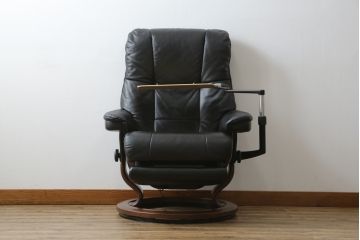 中古　極美品　ノルウェー製　EKORNES(エコーネス)　 Mayfair(メイフェア)　Mサイズ　希少!!　電動式フットレスト付きが珍しい!高級感漂うコンピューターテーブル付きストレスレスチェア(クラシックベース、アームチェア、リクライニングチェア、椅子、イス、1人掛けソファ、1Pソファ、北欧、本革、レザー)(定価約50万円)(R-066324)