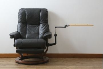中古　極美品　ノルウェー製　EKORNES(エコーネス)　 Mayfair(メイフェア)　Mサイズ　希少!!　電動式フットレスト付きが珍しい!高級感漂うコンピューターテーブル付きストレスレスチェア(クラシックベース、アームチェア、リクライニングチェア、椅子、イス、1人掛けソファ、1Pソファ、北欧、本革、レザー)(定価約50万円)(R-066324)