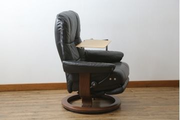 中古　極美品　ノルウェー製　EKORNES(エコーネス)　 Mayfair(メイフェア)　Mサイズ　希少!!　電動式フットレスト付きが珍しい!高級感漂うコンピューターテーブル付きストレスレスチェア(クラシックベース、アームチェア、リクライニングチェア、椅子、イス、1人掛けソファ、1Pソファ、北欧、本革、レザー)(定価約50万円)(R-066324)