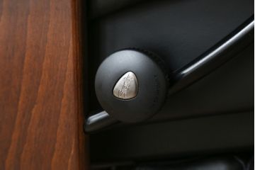 中古　極美品　ノルウェー製　EKORNES(エコーネス)　 Mayfair(メイフェア)　Mサイズ　希少!!　電動式フットレスト付きが珍しい!高級感漂うコンピューターテーブル付きストレスレスチェア(クラシックベース、アームチェア、リクライニングチェア、椅子、イス、1人掛けソファ、1Pソファ、北欧、本革、レザー)(定価約50万円)(R-066324)