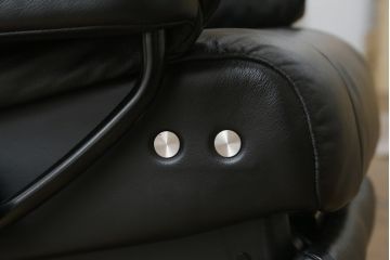 中古　極美品　ノルウェー製　EKORNES(エコーネス)　 Mayfair(メイフェア)　Mサイズ　希少!!　電動式フットレスト付きが珍しい!高級感漂うコンピューターテーブル付きストレスレスチェア(クラシックベース、アームチェア、リクライニングチェア、椅子、イス、1人掛けソファ、1Pソファ、北欧、本革、レザー)(定価約50万円)(R-066324)