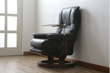 中古　極美品　ノルウェー製　EKORNES(エコーネス)　 Mayfair(メイフェア)　Mサイズ　希少!!　電動式フットレスト付きが珍しい!高級感漂うコンピューターテーブル付きストレスレスチェア(クラシックベース、アームチェア、リクライニングチェア、椅子、イス、1人掛けソファ、1Pソファ、北欧、本革、レザー)(定価約50万円)(R-066324)