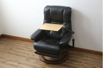 中古　極美品　ノルウェー製　EKORNES(エコーネス)　 Mayfair(メイフェア)　Mサイズ　希少!!　電動式フットレスト付きが珍しい!高級感漂うコンピューターテーブル付きストレスレスチェア(クラシックベース、アームチェア、リクライニングチェア、椅子、イス、1人掛けソファ、1Pソファ、北欧、本革、レザー)(定価約50万円)(R-066324)