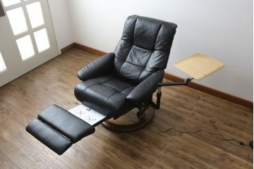 中古　極美品　ノルウェー製　EKORNES(エコーネス)　 Mayfair(メイフェア)　Mサイズ　希少!!　電動式フットレスト付きが珍しい!高級感漂うコンピューターテーブル付きストレスレスチェア(クラシックベース、アームチェア、リクライニングチェア、椅子、イス、1人掛けソファ、1Pソファ、北欧、本革、レザー)(定価約50万円)(R-066324)