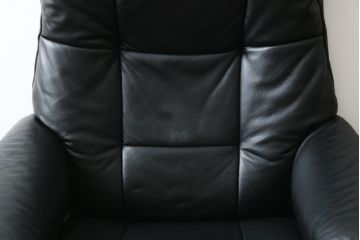中古　極美品　ノルウェー製　EKORNES(エコーネス)　 Mayfair(メイフェア)　Mサイズ　希少!!　電動式フットレスト付きが珍しい!高級感漂うコンピューターテーブル付きストレスレスチェア(クラシックベース、アームチェア、リクライニングチェア、椅子、イス、1人掛けソファ、1Pソファ、北欧、本革、レザー)(定価約50万円)(R-066324)