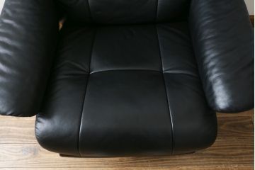 中古　極美品　ノルウェー製　EKORNES(エコーネス)　 Mayfair(メイフェア)　Mサイズ　希少!!　電動式フットレスト付きが珍しい!高級感漂うコンピューターテーブル付きストレスレスチェア(クラシックベース、アームチェア、リクライニングチェア、椅子、イス、1人掛けソファ、1Pソファ、北欧、本革、レザー)(定価約50万円)(R-066324)