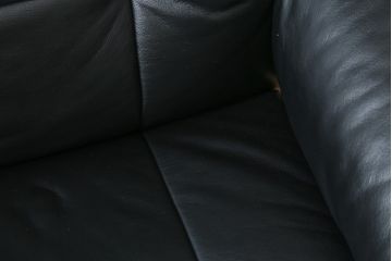 中古　極美品　ノルウェー製　EKORNES(エコーネス)　 Mayfair(メイフェア)　Mサイズ　希少!!　電動式フットレスト付きが珍しい!高級感漂うコンピューターテーブル付きストレスレスチェア(クラシックベース、アームチェア、リクライニングチェア、椅子、イス、1人掛けソファ、1Pソファ、北欧、本革、レザー)(定価約50万円)(R-066324)