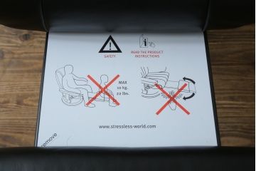 中古　極美品　ノルウェー製　EKORNES(エコーネス)　 Mayfair(メイフェア)　Mサイズ　希少!!　電動式フットレスト付きが珍しい!高級感漂うコンピューターテーブル付きストレスレスチェア(クラシックベース、アームチェア、リクライニングチェア、椅子、イス、1人掛けソファ、1Pソファ、北欧、本革、レザー)(定価約50万円)(R-066324)