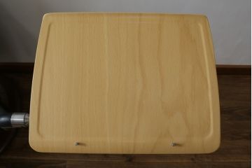 中古　極美品　ノルウェー製　EKORNES(エコーネス)　 Mayfair(メイフェア)　Mサイズ　希少!!　電動式フットレスト付きが珍しい!高級感漂うコンピューターテーブル付きストレスレスチェア(クラシックベース、アームチェア、リクライニングチェア、椅子、イス、1人掛けソファ、1Pソファ、北欧、本革、レザー)(定価約50万円)(R-066324)