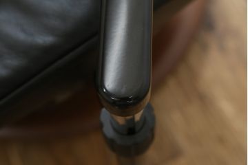 中古　極美品　ノルウェー製　EKORNES(エコーネス)　 Mayfair(メイフェア)　Mサイズ　希少!!　電動式フットレスト付きが珍しい!高級感漂うコンピューターテーブル付きストレスレスチェア(クラシックベース、アームチェア、リクライニングチェア、椅子、イス、1人掛けソファ、1Pソファ、北欧、本革、レザー)(定価約50万円)(R-066324)