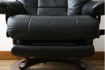 中古　極美品　ノルウェー製　EKORNES(エコーネス)　 Mayfair(メイフェア)　Mサイズ　希少!!　電動式フットレスト付きが珍しい!高級感漂うコンピューターテーブル付きストレスレスチェア(クラシックベース、アームチェア、リクライニングチェア、椅子、イス、1人掛けソファ、1Pソファ、北欧、本革、レザー)(定価約50万円)(R-066324)