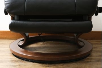 中古　極美品　ノルウェー製　EKORNES(エコーネス)　 Mayfair(メイフェア)　Mサイズ　希少!!　電動式フットレスト付きが珍しい!高級感漂うコンピューターテーブル付きストレスレスチェア(クラシックベース、アームチェア、リクライニングチェア、椅子、イス、1人掛けソファ、1Pソファ、北欧、本革、レザー)(定価約50万円)(R-066324)